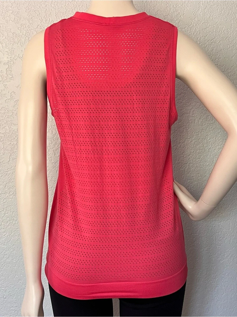 Lululemon Breeze By Muscle Tank II Pink Perforated Mesh Workout Gym Top Size 6